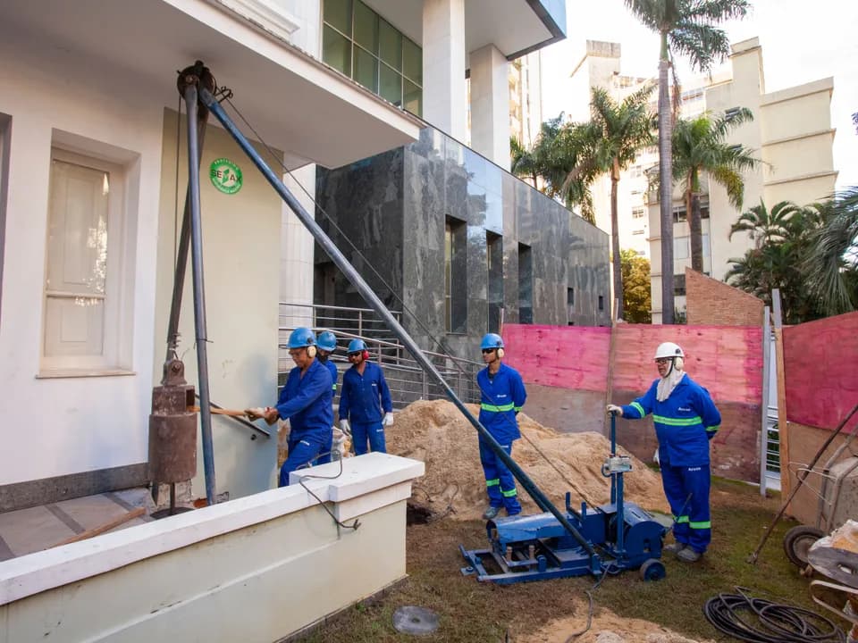 Equipe da ARCOS executando microestaca na entrada de um edifício residencial