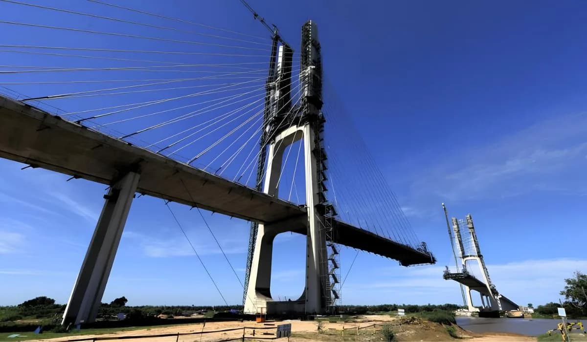 Torre e estais da Ponte Internacional Brasil–Paraguai vistos de baixo, com o tabuleiro sobre o rio