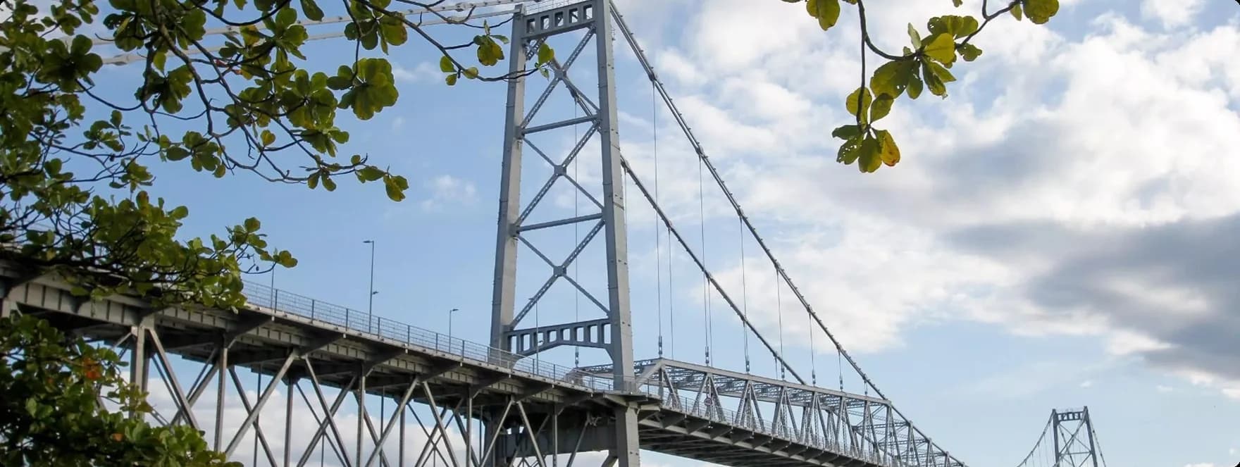 Ponte Hercílio Luz em Florianópolis durante restauração