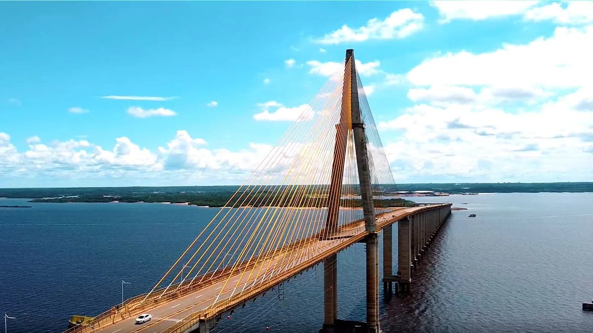 Ponte Jornalista Phelippe Daou sobre o Rio Negro em Manaus