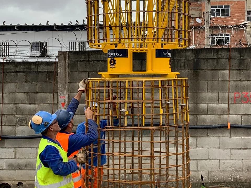 Equipe ajustando a armadura da estaca logo abaixo da Célula Expansiva ARCOS
