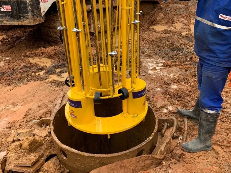 Profissional guiando a Célula Expansiva ARCOS na descida para a perfuração, em canteiro de solo argiloso