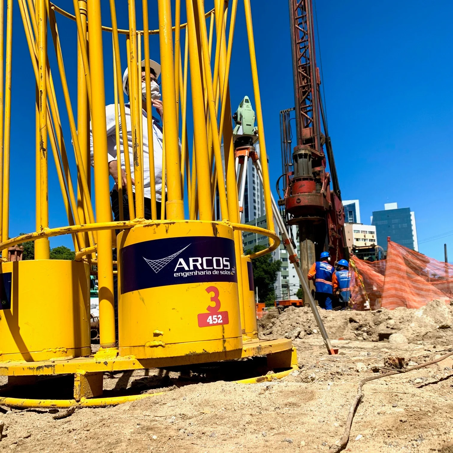Célula Expansiva ARCOS no canteiro de obras, com a perfuratriz e a equipe ao fundo