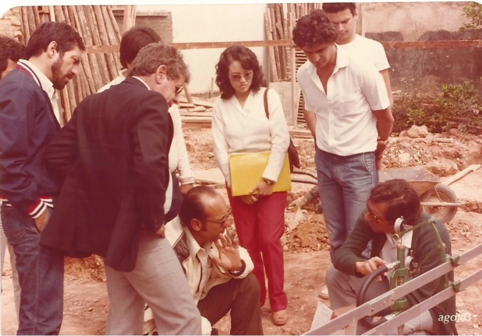 Dr. Pedro explicando a prova de carga bidirecional em obra, em 1983