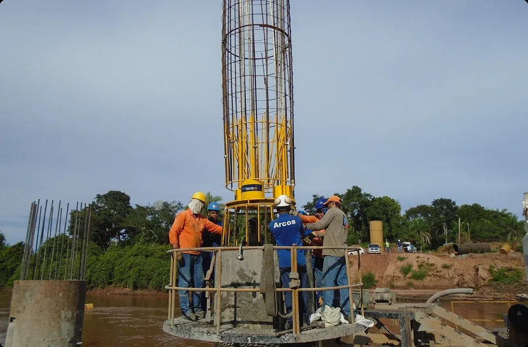 Equipe ARCOS operando Célula Expansiva instalada em estaca sobre um rio
