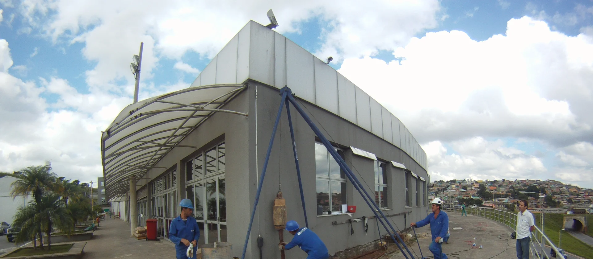 Equipe da ARCOS executando microestaca junto à fachada de um edifício comercial