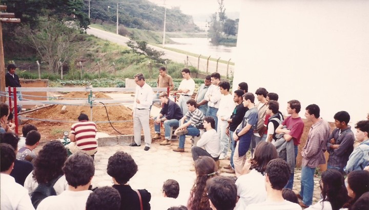 Dr. Pedro Elísio da Silva, fundador da ARCOS, durante prova de carga em Viçosa, cercado por estudantes e engenheiros